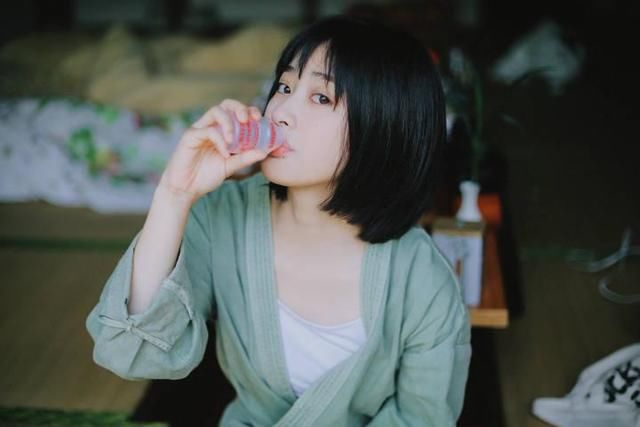 这是把沈月拍成仙女的节奏？像极了古灵精怪的邻家少女