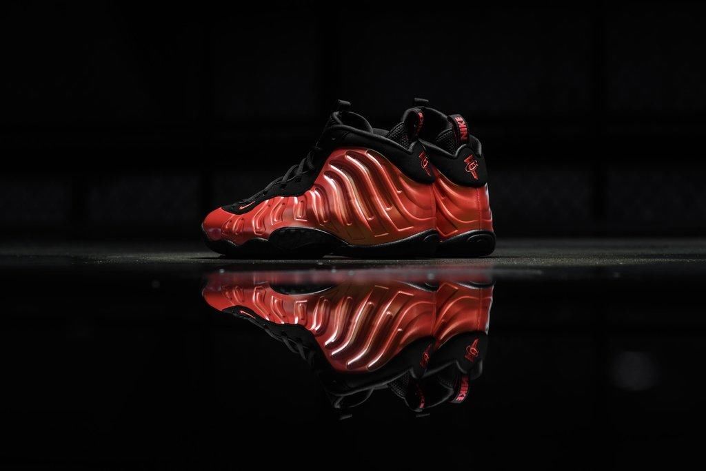 迷人的金属电光鞋面!辣椒喷 Foamposite One 明日官网发售