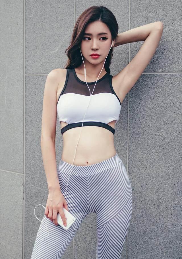 清纯甜美的打底裤美女，秀出完美的身姿，减龄有活力，魅力十足！