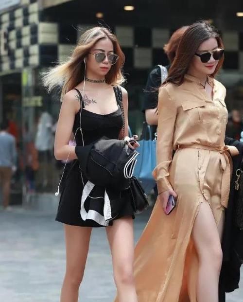 #清新#养眼女神街拍:天生丽质的小姐姐,一件白色上衣配百褶裙,时尚清新女神范