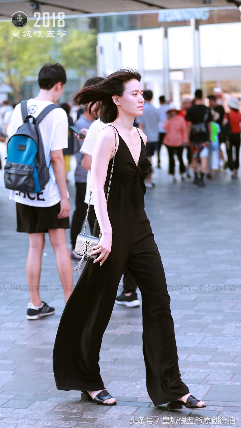 街拍:她们的穿着风格时髦又简约，尺寸拿捏的恰到好处