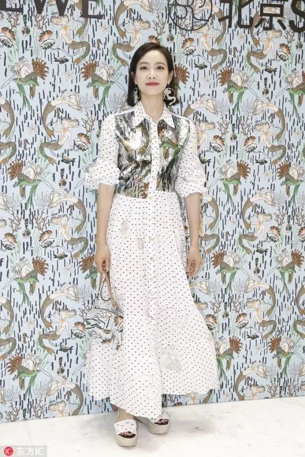 舒适、时尚、显腿长!这个夏天，时髦界都在pick澡堂拖!