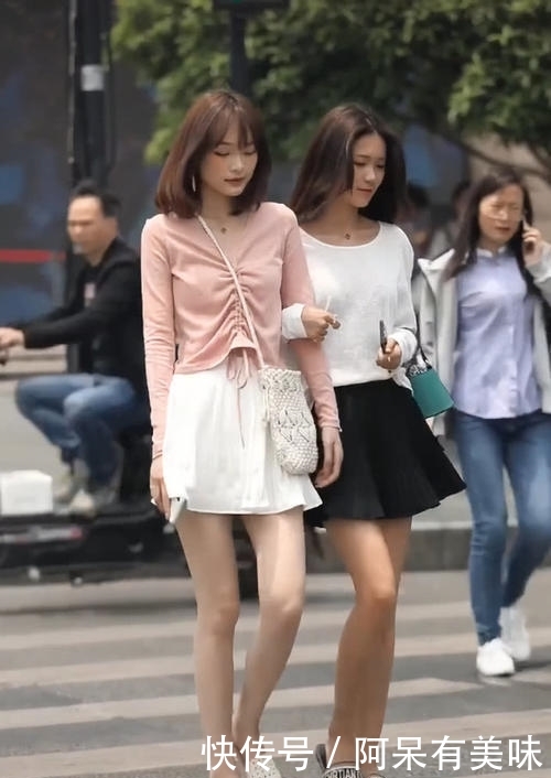  [美女]美女太“年轻”了,和女神穿闺蜜装,腿像10年没洗一样,佩服！