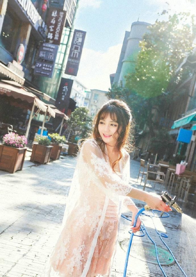 大眼白皙美女透视薄纱诱惑街拍写真图片