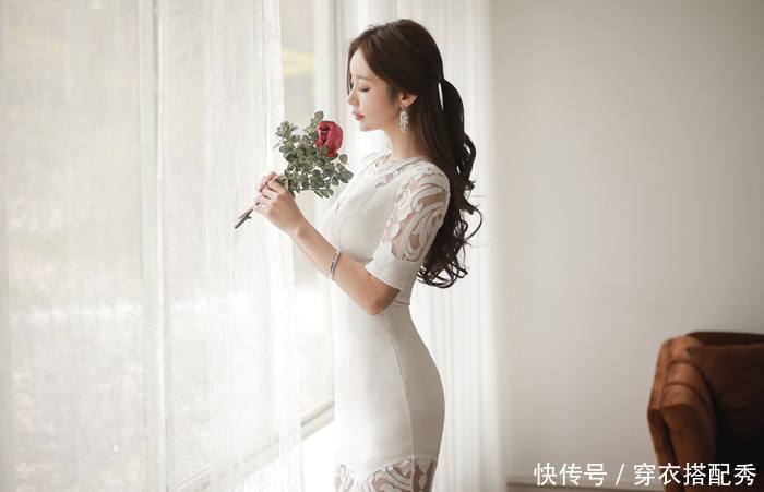 白皙甜美的紧身裙美女，穿出女性最美姿态，格外讨人喜爱！