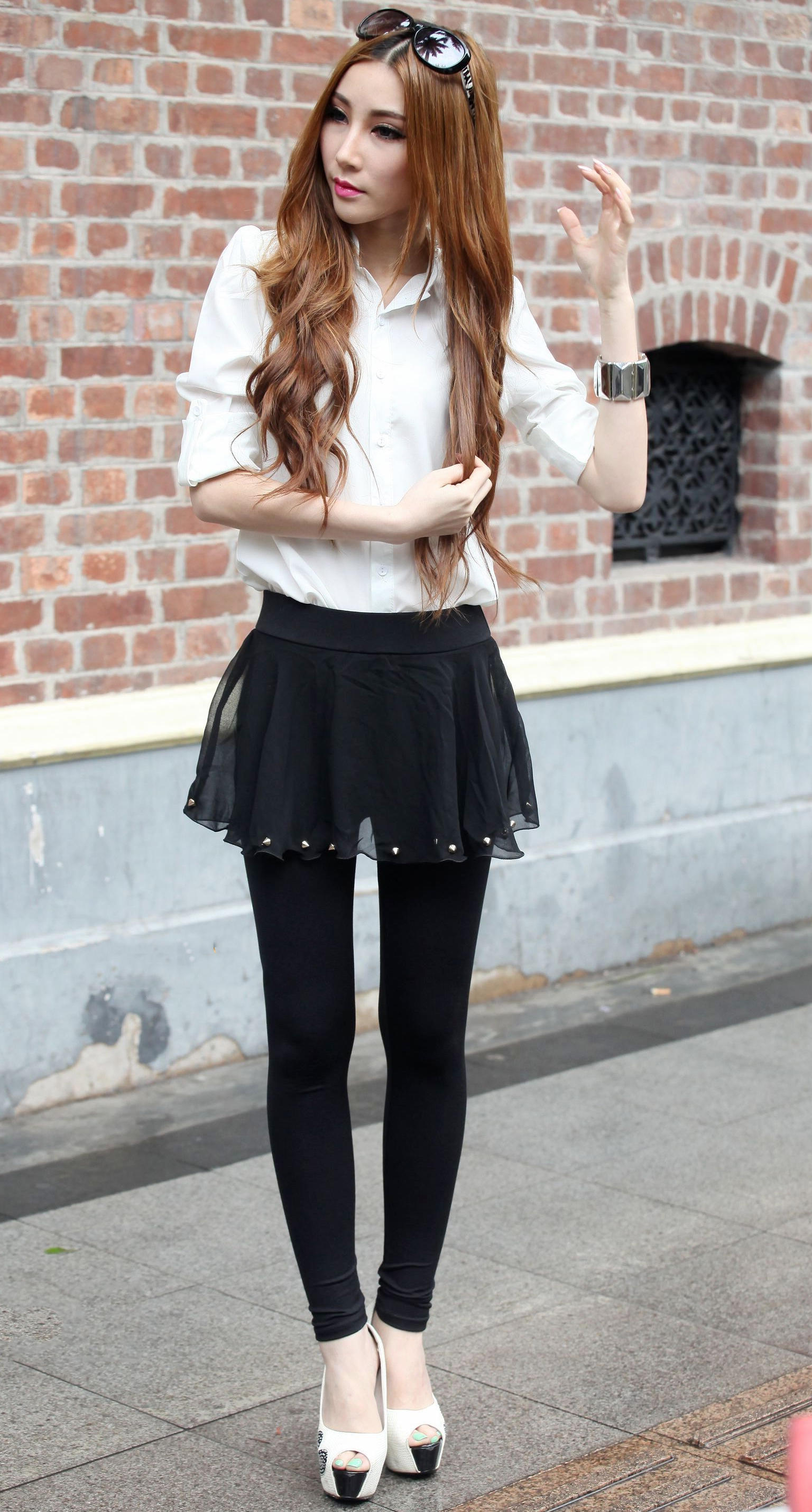 气质小姐姐踩着鱼嘴高跟，扭摆的身姿尽显曼妙的身材，吸眼无数