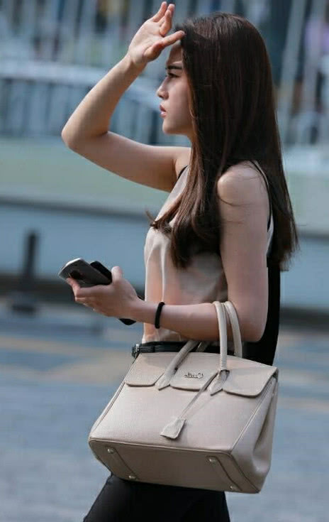 气质小姐姐黑色职业裤青春活力，一手遮阳，俏皮中带着几分可爱