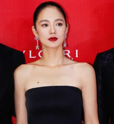 一向低调的周韵气场竟比老公姜文还强？送她上热搜的一字肩和天鹅