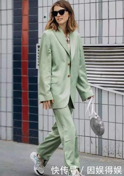 皮肤:建议皮肤黄的女性,春夏多穿这3个“高级色”,减龄显白显气质好