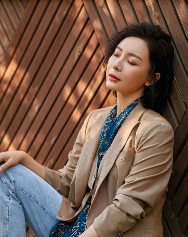 『女性』不同年龄的女性怎么搭配花衬衫?这样穿潮酷减龄,质感优雅全都行