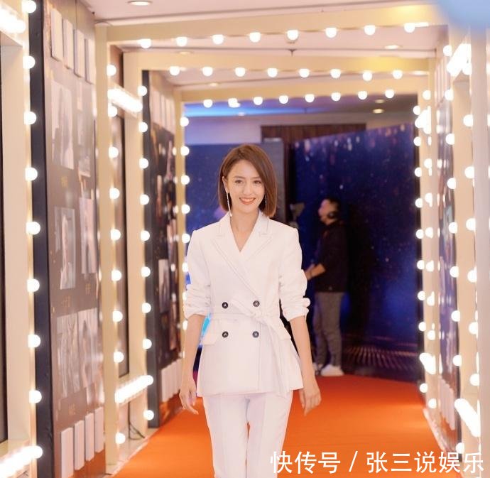 佟丽娅越来越会穿了! 圆领大衣配牛仔裤, 网友: 冬天就你美的不一