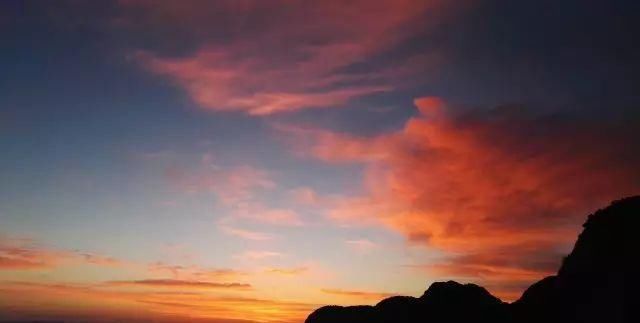 『彻头彻尾』夜登华山:沐浴在华山的晨曦中,彻头彻尾地,只剩下光洁与静谧