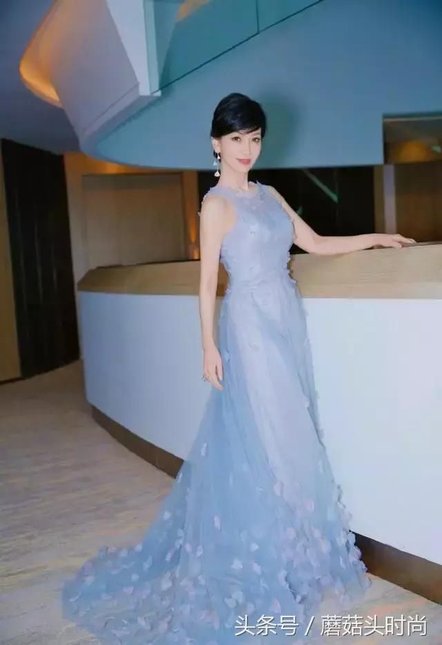 赵雅芝这么打扮真如少女，64岁像我25岁姐姐的样子，保养下了功夫