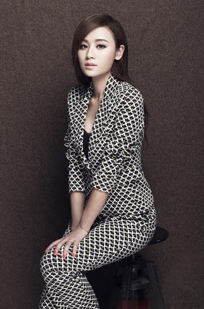 佟丽娅和叶一茜同是34岁，同穿黑西装却一个是女神一个似路人！