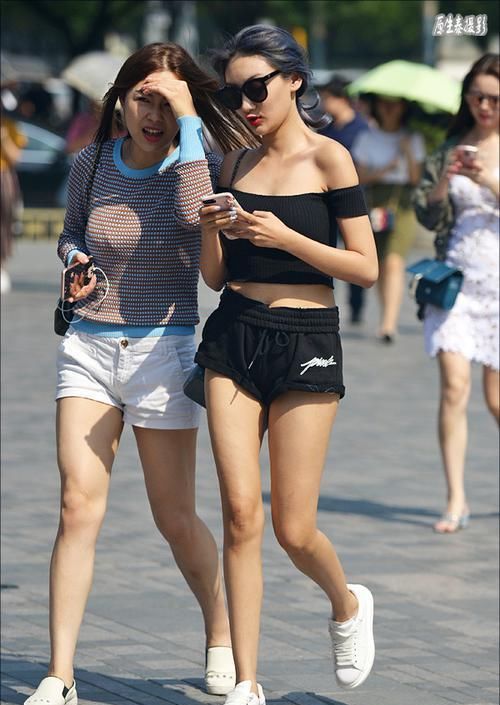  「晃眼」女神潮范儿美搭！街拍：夏日清凉性感美女，太晃眼了吧？（组图）