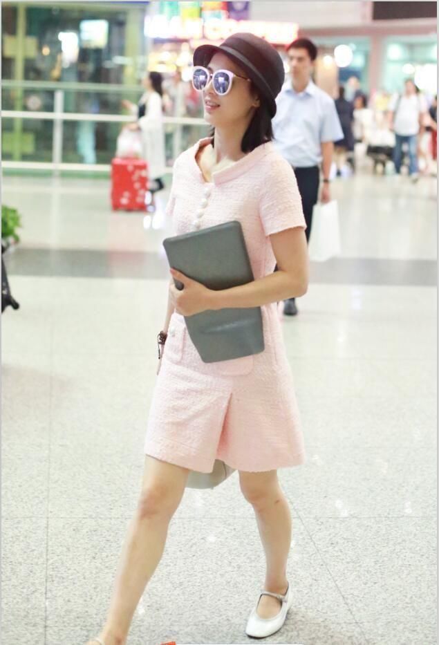 黄圣依被造型师坑惨，粉色裙子好像乡村大妈！