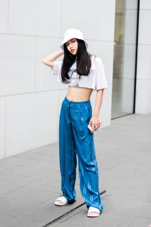 街拍：路遇夏日街头美女，黑色高跟鞋塑造优雅美足，充满女性韵味