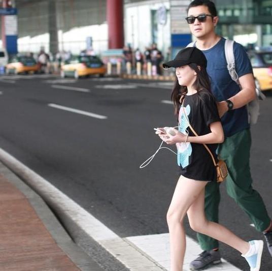 李嫣太成熟了, 才12岁只穿个超大t恤, 手上包更是“贵妇”级别