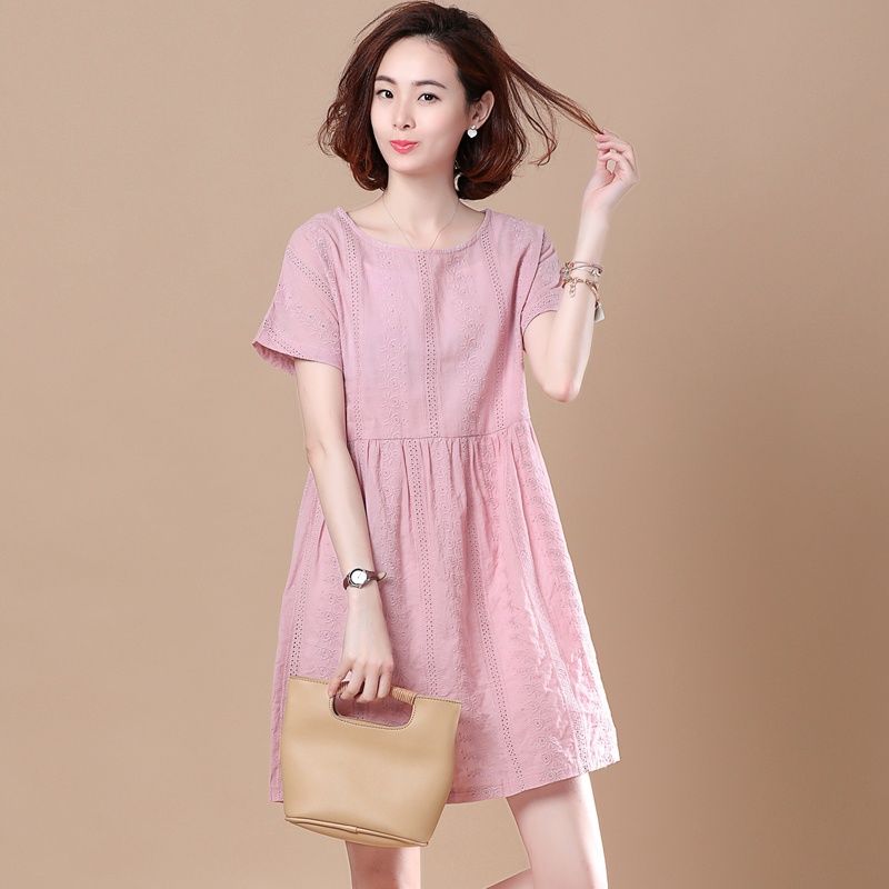 火爆夏季的波点裙,70后阿姨穿上身也毫无违和感,显得人更美