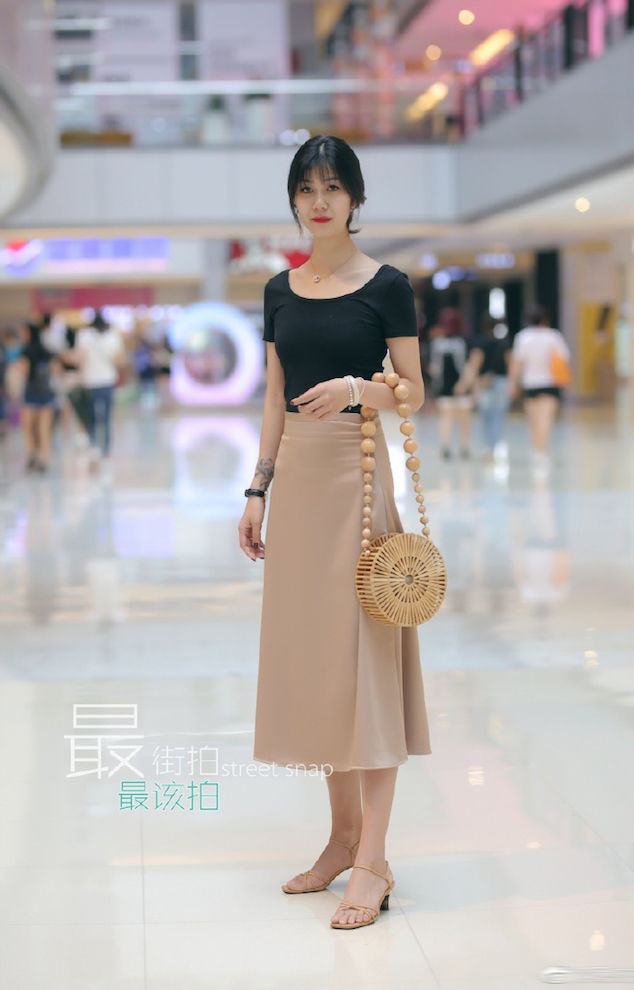 成都女孩街拍，漂亮、皮肤好又时尚!网友:我用一个字总结“瘦”