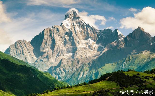 在四川，有一座被称作东方阿尔卑斯山，是国内距大城市最近的雪山