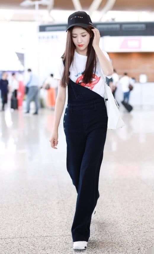 佟丽娅真任性,竟然把白裤子踩地上?却意外秀出逆天大长腿