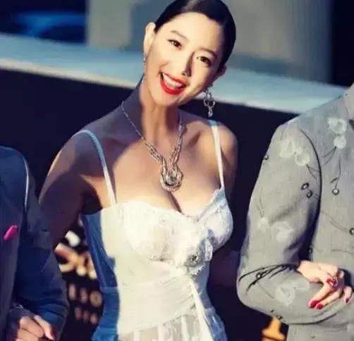 蕾丝穿出“妖气”的李成敏，聚财商务天成看了一眼难忘!