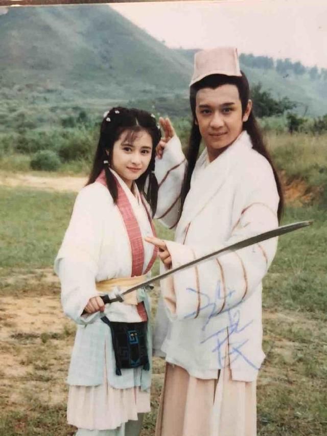 「回忆」何美钿近日发布天龙八部珍贵剧照，瞬间引起了回忆杀！