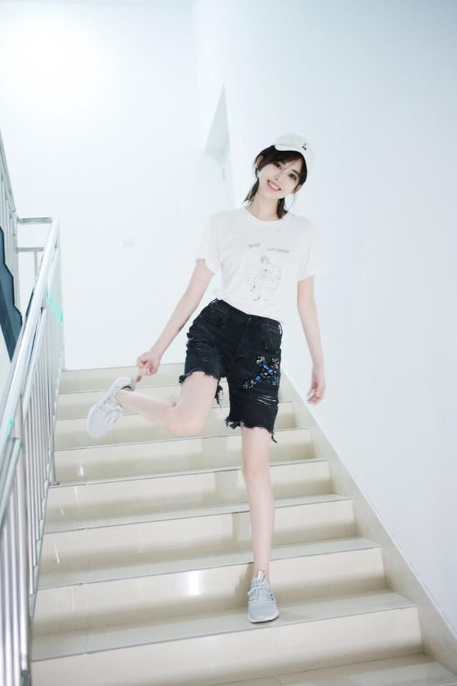 古力娜扎不走寻常路，偏要自己剪短裤穿，只是这长度她穿都显腿短