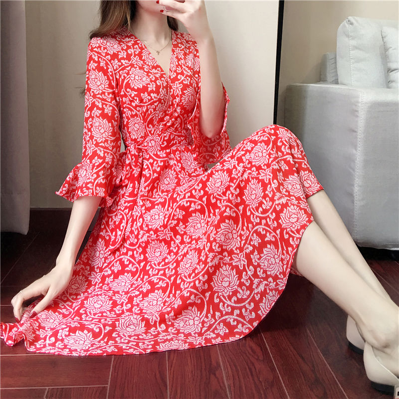 这裙子确实有点贵，但上身很迷人，去夜店穿，回头率超高