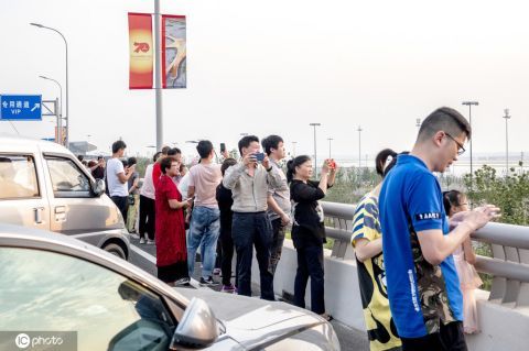 大兴国际机场成"网红"景点 游客拍照留念