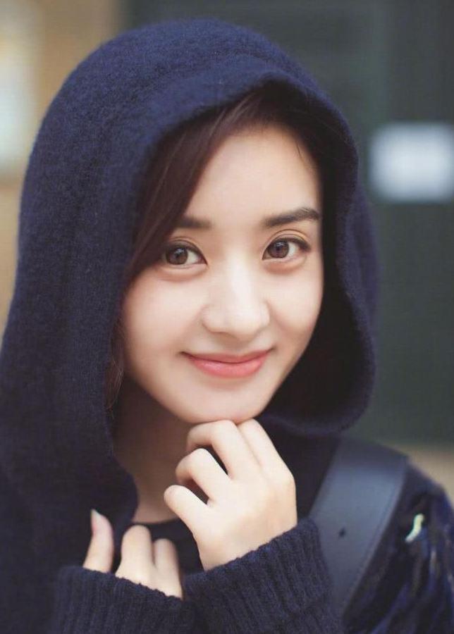 赵丽颖巴黎街头照曝光 宽松黑色V领裙气场1米8