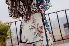 海边的女人越来越美丽，小姐姐看看这款“流氓沙滩裙”，迷人的很