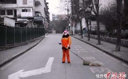  #人影难觅#湖北宜昌街头：橙色的坚守