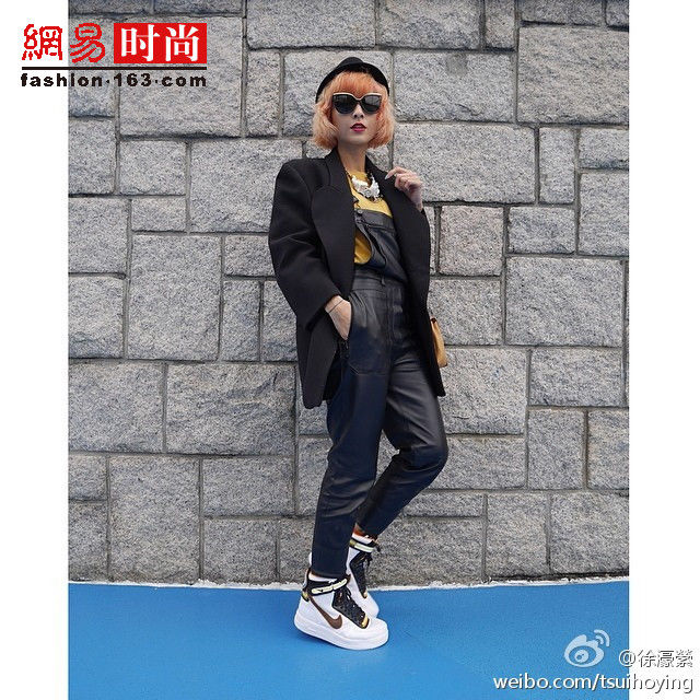 徐濠萦进入了时尚黑洞 黑色露肩裙似女巫