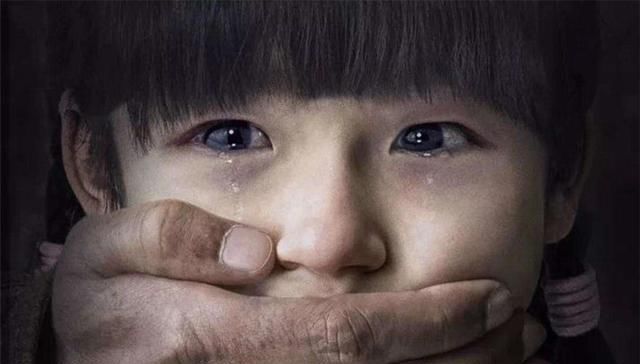 与陌生人@5岁孩子被拐走,进入小巷后说了几句话,人贩子吓得拔腿就跑