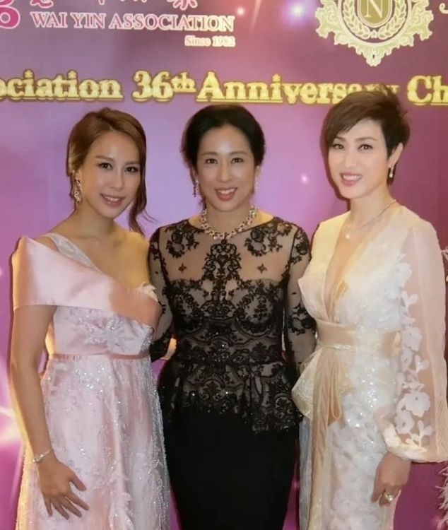 『超群』朱玲玲近照曝光,穿普通大衣好优雅,气质超群也难掩老年斑