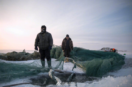 “踏雪寻鱼”、凿冰开眼 你见过冬天渔民捕鱼吗？