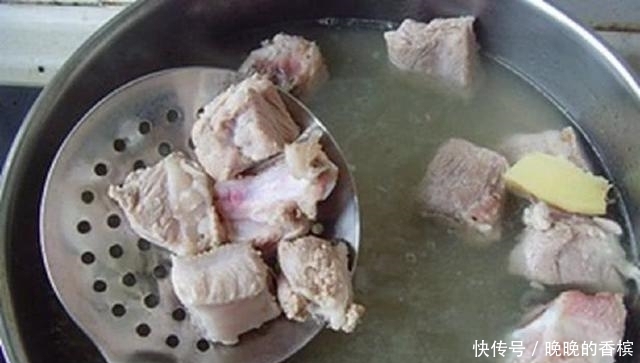  『下锅』排骨焯水时，万万别直接下锅煮，别不当回事，不然肉又柴又难吃！