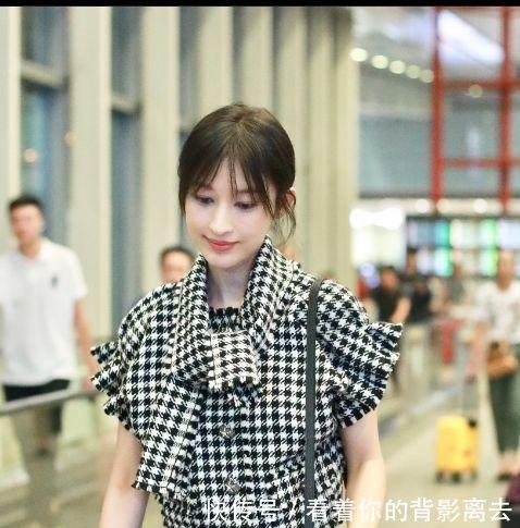 张俪穿黑白格子上衣搭配黑色皮裙现身机场 留着刘海长发气质甜美