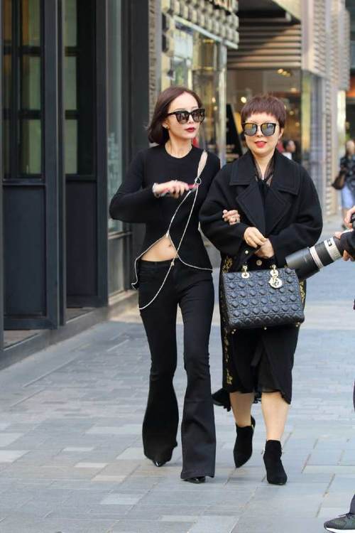 北京街拍：气质好就算了，身材也这么好，女生看到也会羡慕吧？