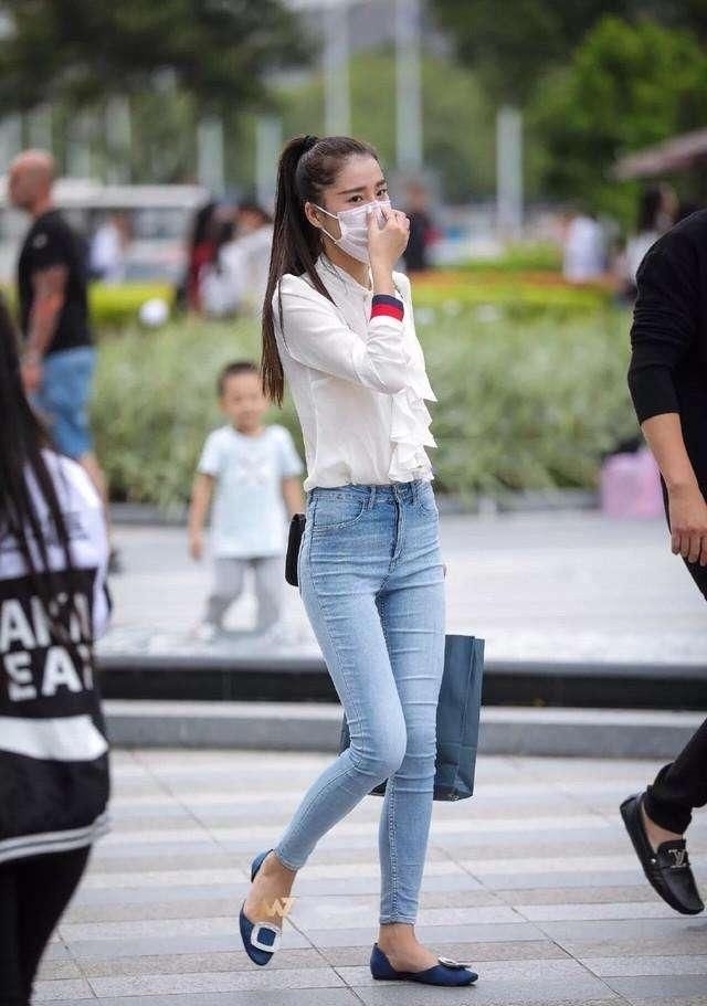 白皙:街拍:小姐姐穿露脐吊带,白皙腰肢很迷人,牛仔短裤增添青春气息