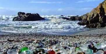 『大海』世界上最美的玻璃海滩,曾经全是垃圾,如今被大海打磨成宝石