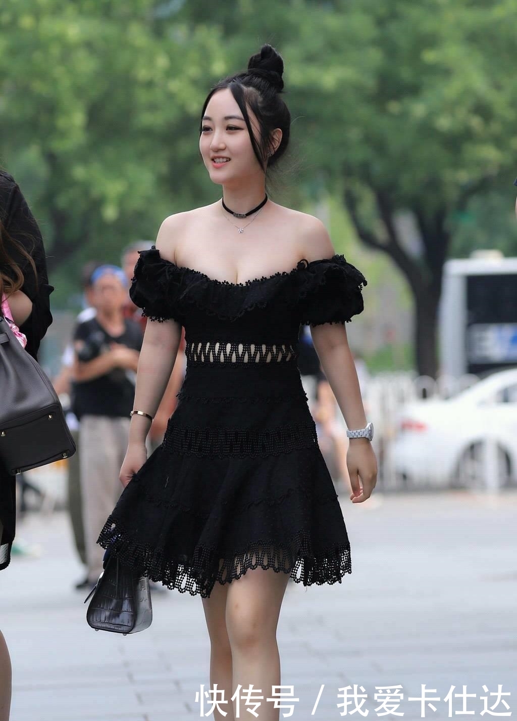  『女孩』街拍：紧身裙诠释了时尚的气息，把街道变成女孩秀身材的主场
