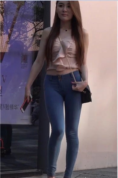 成熟微胖小姐姐粉红吊带穿出纤瘦火辣身段，紧身牛仔搭配刚刚好