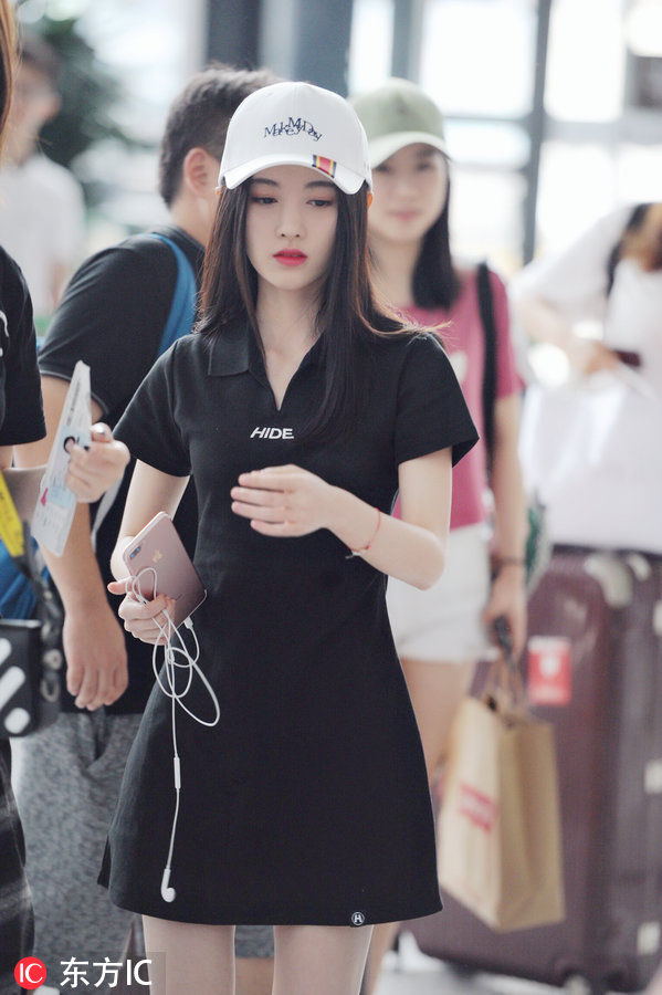 鞠婧祎柳腰纤细轻盈，皮肤细腻清透，仿佛漫画里的美少女