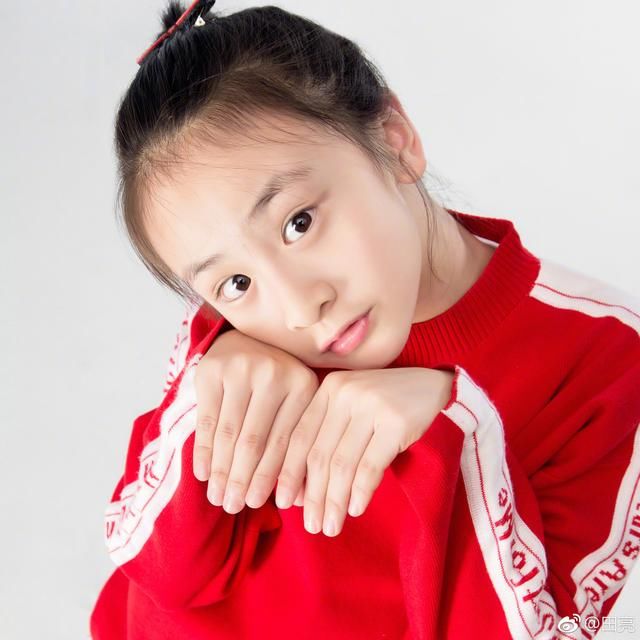 黄晓明小舅子上热搜，杨颖凌晨更博回应：他不想做幕前的工作！