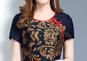 我的天呐!这个女人眼光真好，只穿这样的旗袍，优雅显身材超嫩美