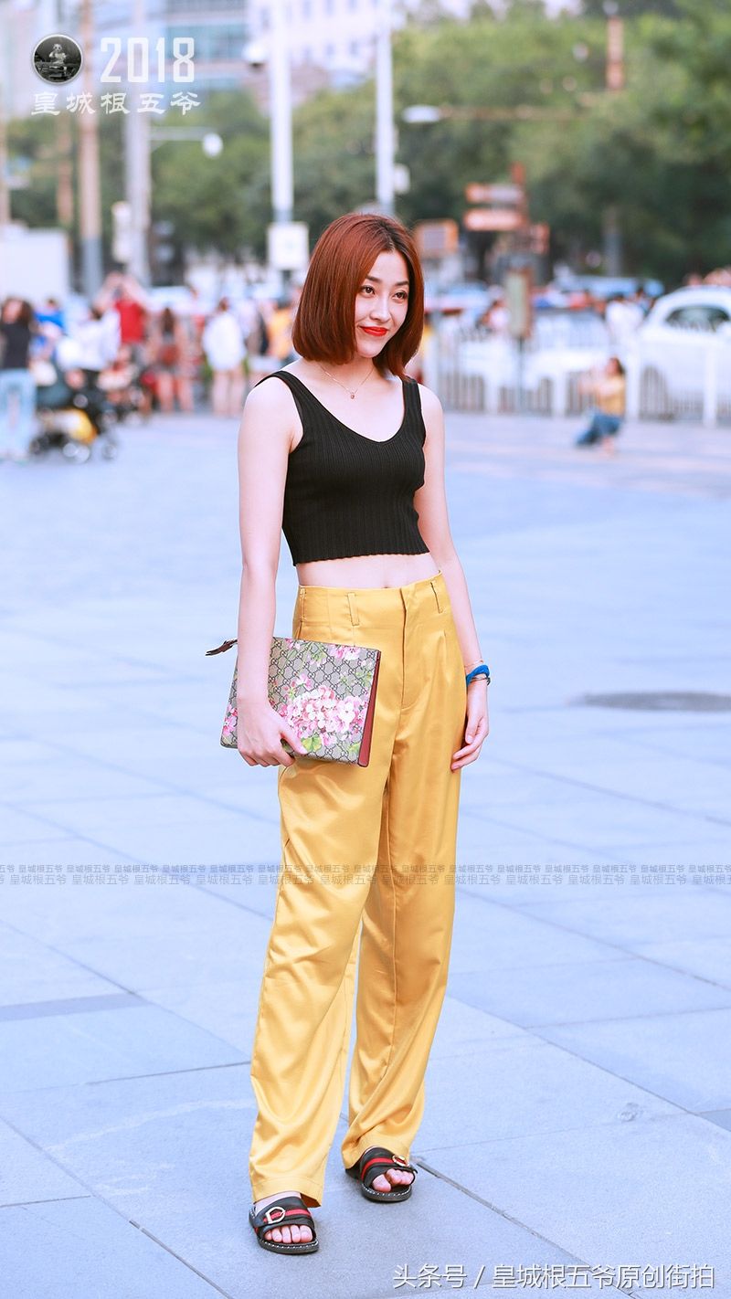 街拍:阔腿裤怎么穿都时髦，它还是今夏最经典的潮流服饰