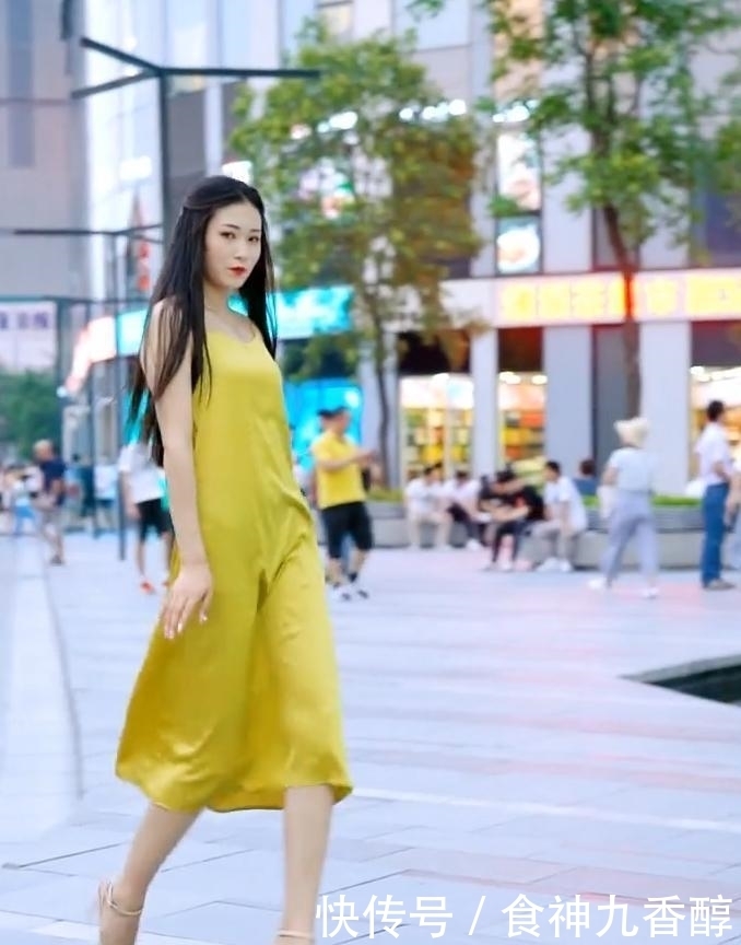 哥哥■美女撩裙子是什么意思,看到喜欢的小哥哥了吗?